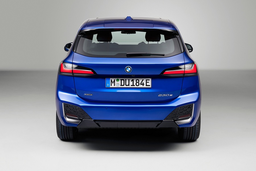 P90437851_lowRes_the-all-new-bmw-230e