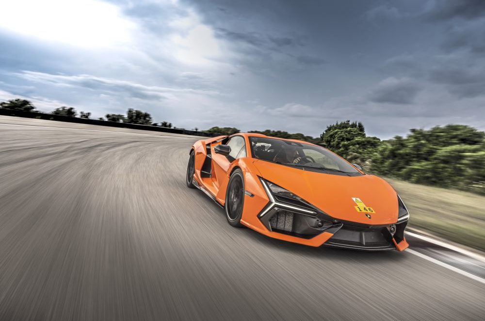 Lamborghini Revuelto contact