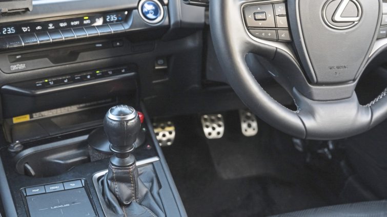 Cutie manuală - Lexus BEV Manual