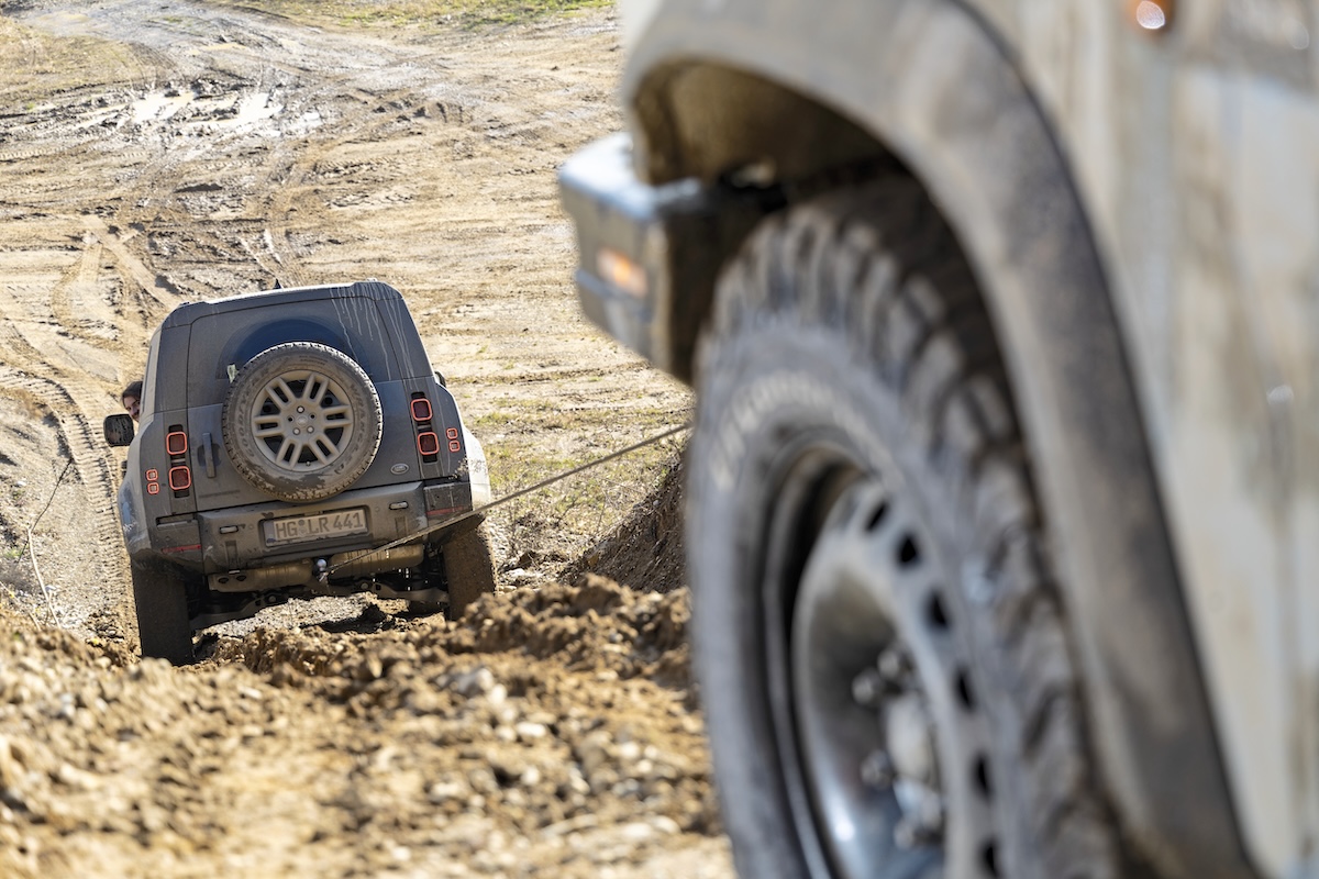 Fascinație: Ford Ranger Raptor vs. Land Rover Defender vs. Ineos ...