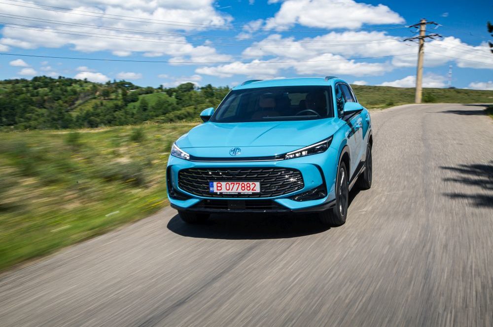 test MG HS Hybrid 2025