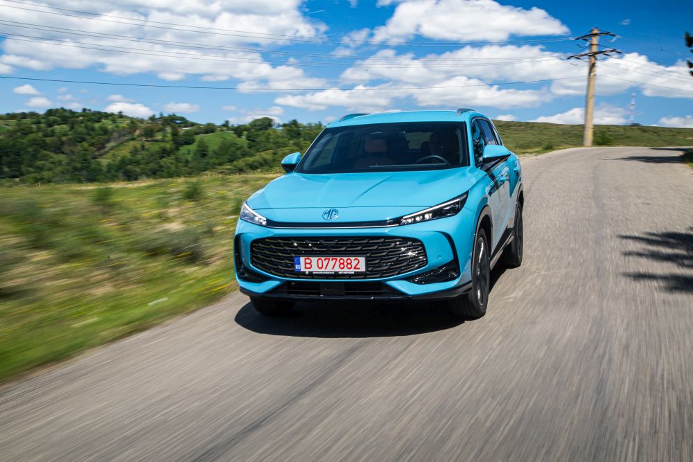 test MG HS Hybrid 2025