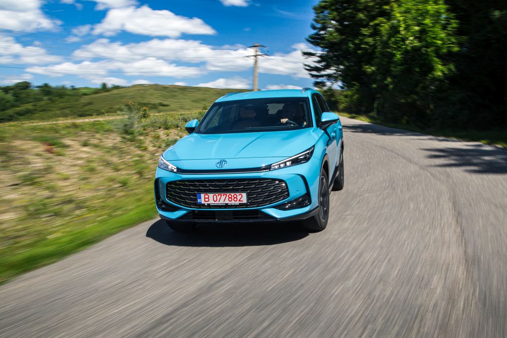 test MG HS Hybrid 2025