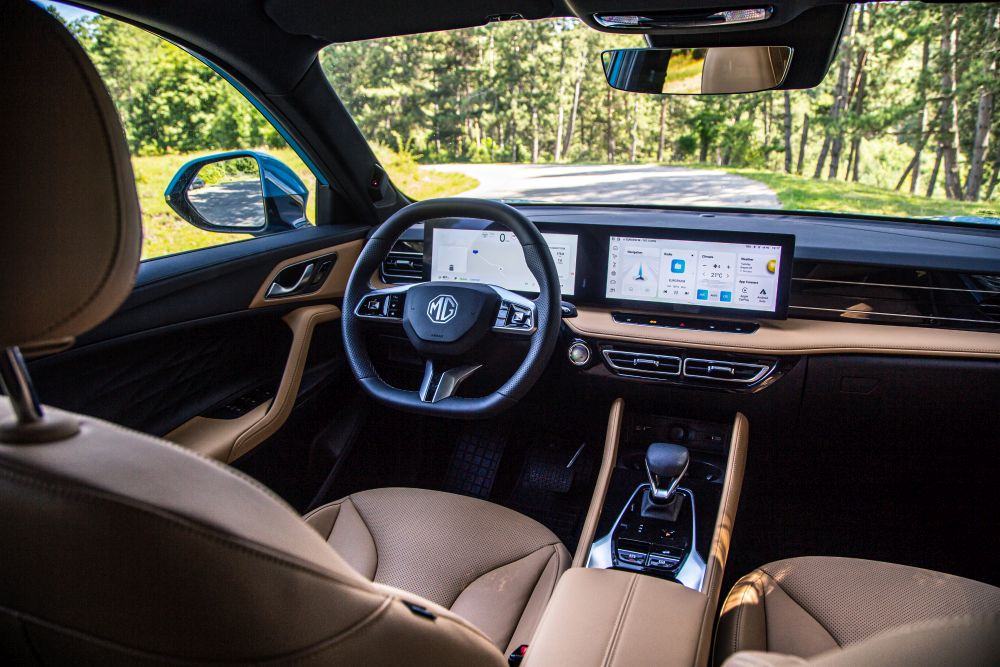 test MG HS Hybrid 2025