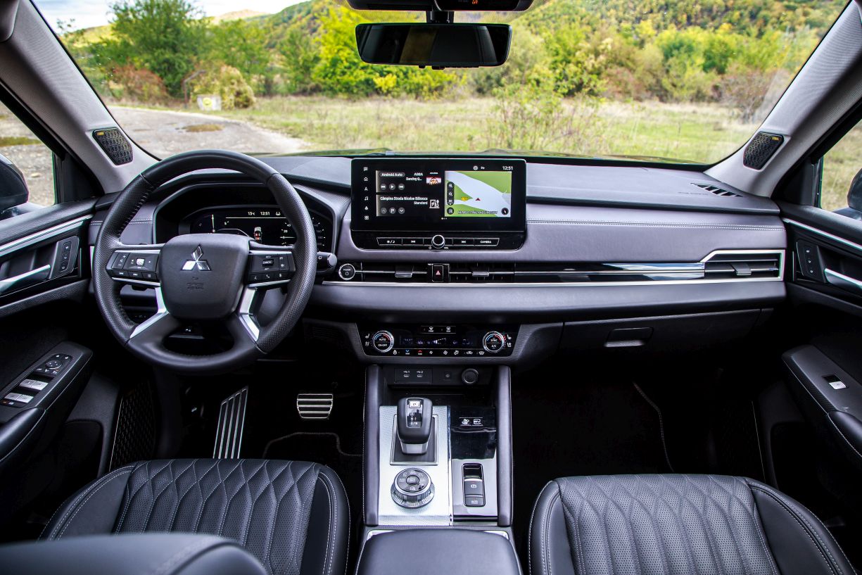 test Mitsubishi Outlander 2025