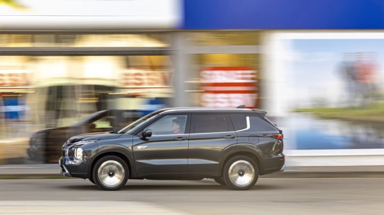 test comparativ Hyundai Santa Fe, Mitsubishi Outlander, VW Tayron