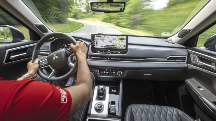 test comparativ Hyundai Santa Fe, Mitsubishi Outlander, VW Tayron