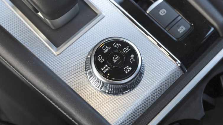 test comparativ Hyundai Santa Fe, Mitsubishi Outlander, VW Tayron