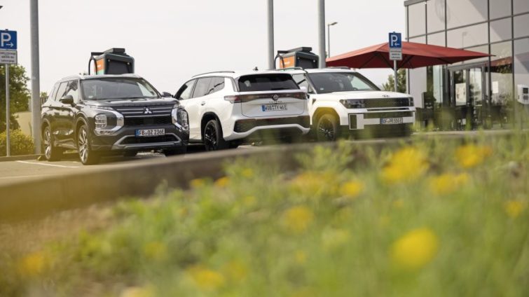 test comparativ Hyundai Santa Fe, Mitsubishi Outlander, VW Tayron