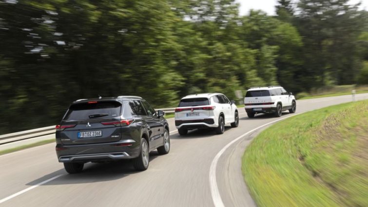 test comparativ Hyundai Santa Fe, Mitsubishi Outlander, VW Tayron