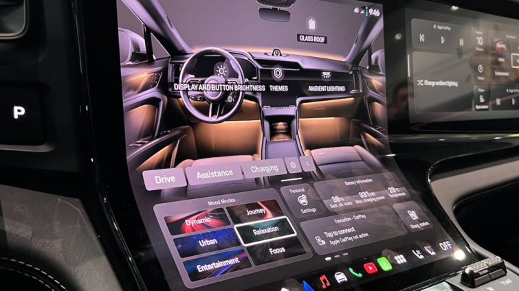 Porsche Cayenne Flow display