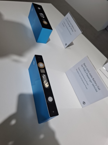 celulele prismatice de la bateria semis-solidă