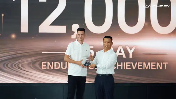 Dragoș Stan (stânga) & Zhu Shaodong, Vicepreședinte Executiv al Chery International și CEO al Regiunii UE (dreapta)